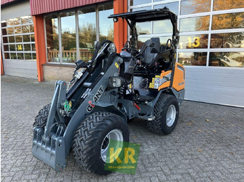 Zglobni utovarivač GIANT