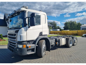 Kamion sa golom šasijom i zatvorenom kabinom SCANIA P 360