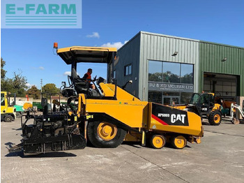 Traktor CATERPILLAR