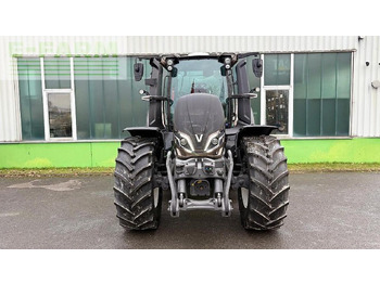 Traktor VALTRA