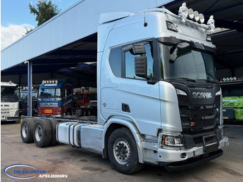 Kamion sa golom šasijom i zatvorenom kabinom SCANIA R 730