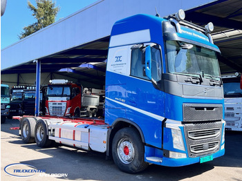 Kamion sa golom šasijom i zatvorenom kabinom VOLVO FH 540