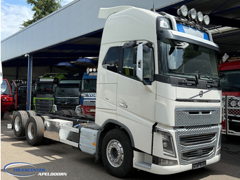 Kamion sa golom šasijom i zatvorenom kabinom VOLVO FH 750