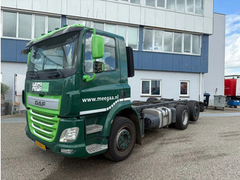 Kamion sa golom šasijom i zatvorenom kabinom DAF CF 400