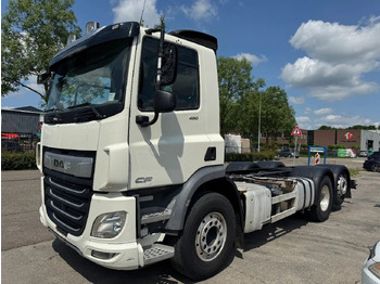 Kamion sa golom šasijom i zatvorenom kabinom DAF CF 450