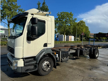 Kamion sa golom šasijom i zatvorenom kabinom VOLVO FL 240
