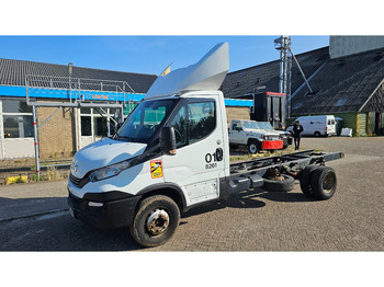 Kamion sa golom šasijom i zatvorenom kabinom IVECO Daily