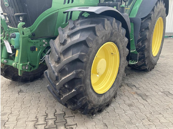 Traktor John Deere 6215R: slika 2
