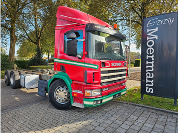 Kamion sa golom šasijom i zatvorenom kabinom SCANIA P124