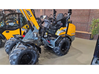 Zglobni utovarivač GIANT