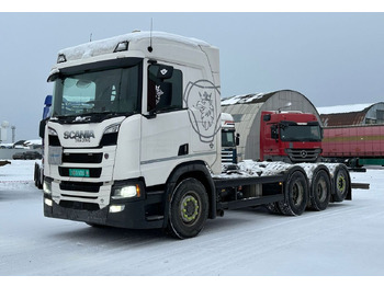 Kamion sa golom šasijom i zatvorenom kabinom SCANIA R 520