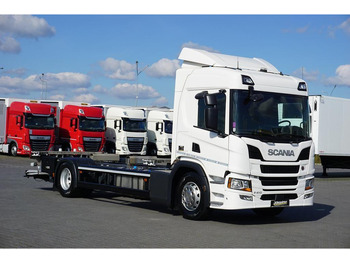 Kamion sa golom šasijom i zatvorenom kabinom SCANIA P 410