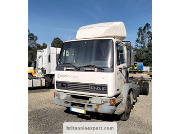 Kamion sa golom šasijom i zatvorenom kabinom DAF 55