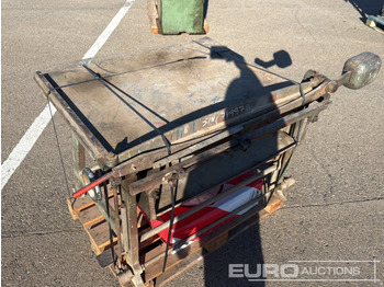 Građevinska oprema Metal Sheet Cuting Table: slika 2