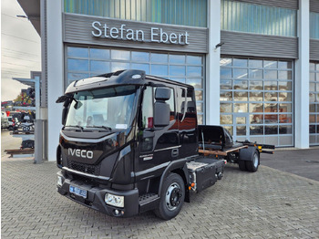 Kamion sa golom šasijom i zatvorenom kabinom IVECO EuroCargo