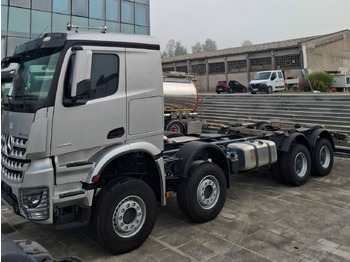 Kamion sa golom šasijom i zatvorenom kabinom MERCEDES-BENZ Arocs 4153