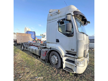 Kamion sa golom šasijom i zatvorenom kabinom RENAULT