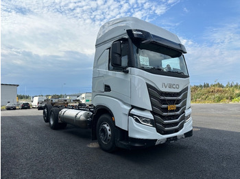 Novu Kamion sa golom šasijom i zatvorenom kabinom Iveco S-Way AS26S50 NP 2xLNG 6x2*4: slika 3