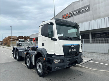 Kamion sa golom šasijom i zatvorenom kabinom MAN