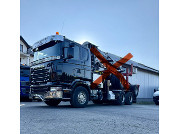Kamion sa golom šasijom i zatvorenom kabinom SCANIA R 620