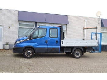 Kamion sa golom šasijom i zatvorenom kabinom IVECO Daily