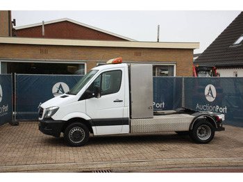 Kamion sa golom šasijom i zatvorenom kabinom MERCEDES-BENZ Sprinter