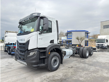 Kamion sa golom šasijom i zatvorenom kabinom IVECO X-WAY