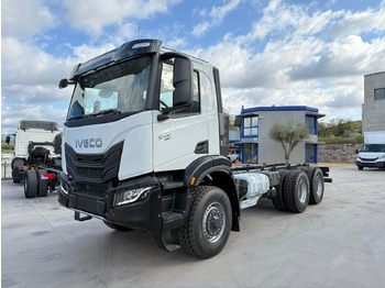 Kamion sa golom šasijom i zatvorenom kabinom IVECO X-WAY