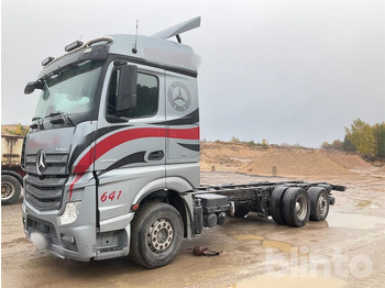 Kamion sa golom šasijom i zatvorenom kabinom MERCEDES-BENZ Actros