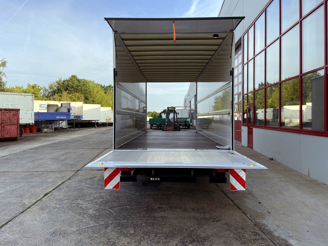 Möslein TK0105D-L Weiß Tandem Koffer, Ladebordwand 1,5 t + DurchladbarNeufahrzeug -- - Prikolica sa zatvorenim sandukom: slika 2 Möslein TK0105D-L Weiß Tandem Koffer, Ladebordwand 1,5 t + DurchladbarNeufahrzeug -- - Prikolica sa zatvorenim sandukom: slika 2