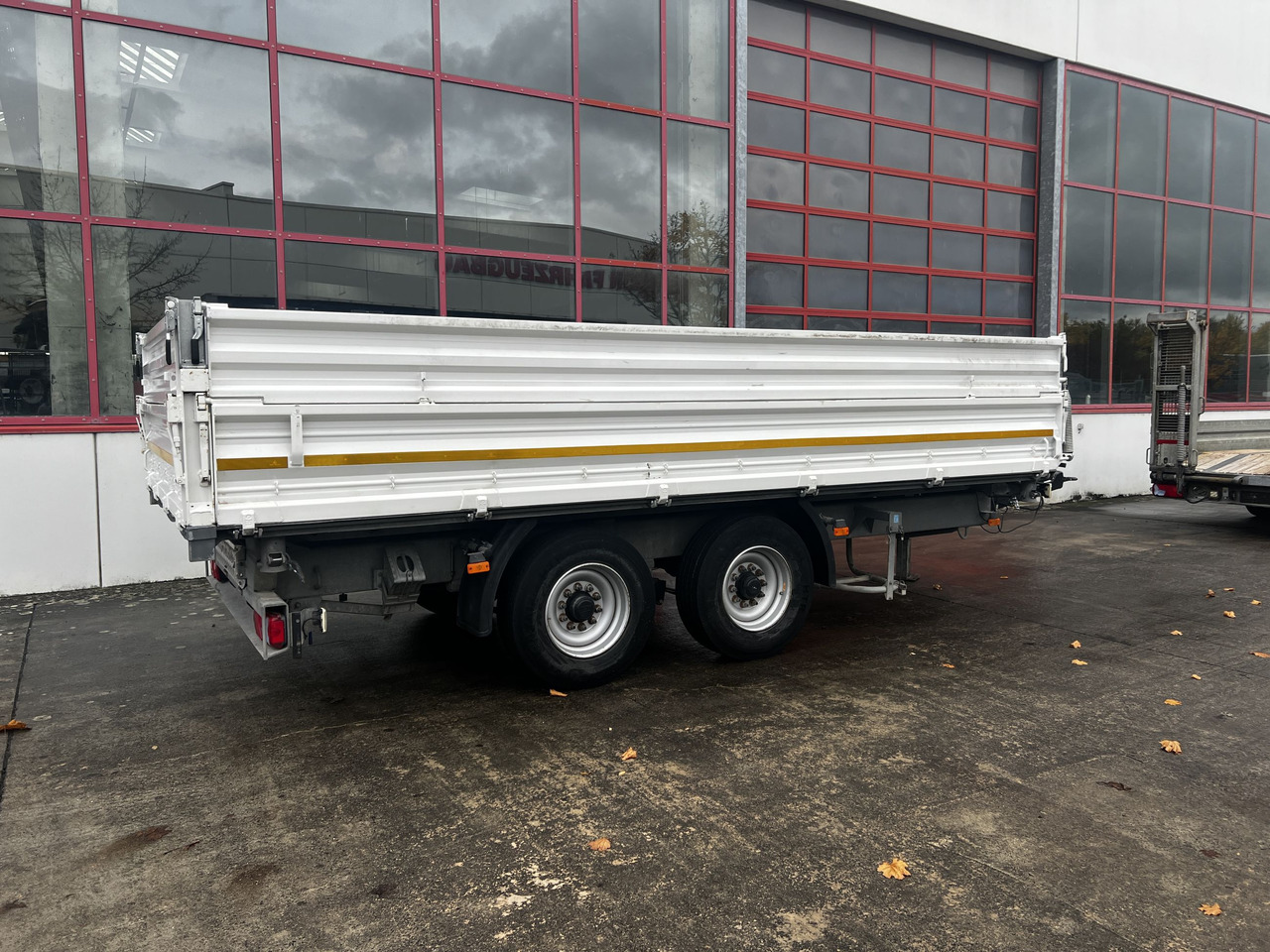 Schmid Fahrzeugbau DK 135 AR  13,5 t Tandemkipper mit Aufsatzbordwänden - Prikolica istovarivača: slika 2 Schmid Fahrzeugbau DK 135 AR  13,5 t Tandemkipper mit Aufsatzbordwänden - Prikolica istovarivača: slika 2