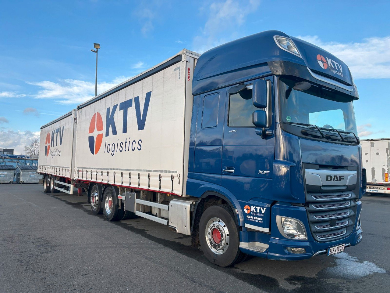 DAF SSC XF 480 Jumbo + Anh Wecon Staplerhalterung - Kamion sa ceradom, Prikolica sa ceradom: slika 2 DAF SSC XF 480 Jumbo + Anh Wecon Staplerhalterung - Kamion sa ceradom, Prikolica sa ceradom: slika 2