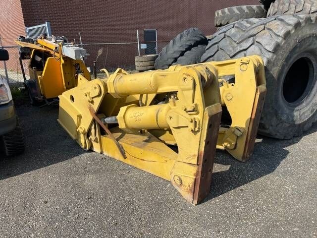 CAT D 8 R Ripper CAT D 8 R Ripper - Zabijač za Građevinska mašina: slika 1 CAT D 8 R Ripper CAT D 8 R Ripper - Zabijač za Građevinska mašina: slika 1