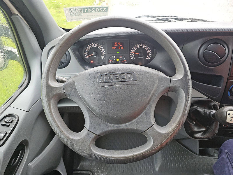 Dostavno vozilo s ravnom platformom Iveco Daily 40C15 XL FASSI laadkraan: slika 10 Dostavno vozilo s ravnom platformom Iveco Daily 40C15 XL FASSI laadkraan: slika 10