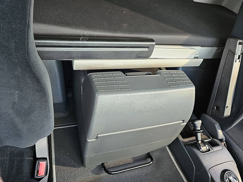 Kamion sa zatvorenim sandukom MAN 26.320 TGS: slika 10 Kamion sa zatvorenim sandukom MAN 26.320 TGS: slika 10