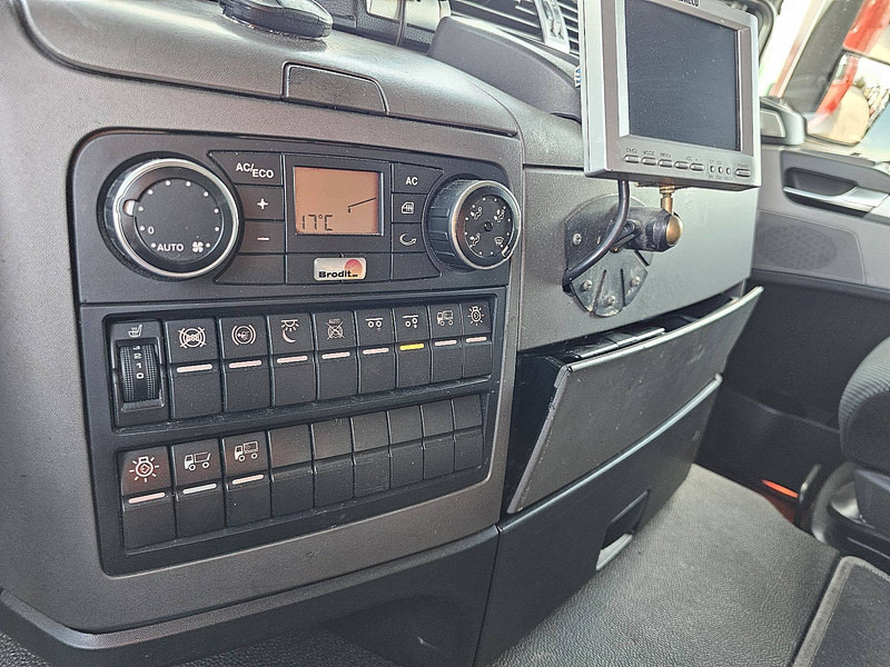 Kamion sa zatvorenim sandukom MAN 26.320 TGS: slika 13 Kamion sa zatvorenim sandukom MAN 26.320 TGS: slika 13