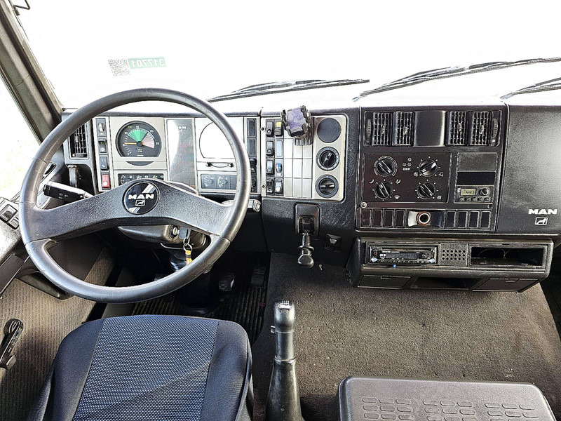Interior photo 1:  Lizing MAN 26.414 F2000 6X4 STEEL MANUAL MAN 26.414 F2000 6X4 STEEL MANUAL