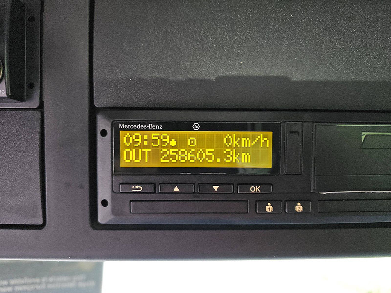 Kamion sa golom šasijom i zatvorenom kabinom Mercedes-Benz ACTROS 2133 MP5: slika 9 Kamion sa golom šasijom i zatvorenom kabinom Mercedes-Benz ACTROS 2133 MP5: slika 9