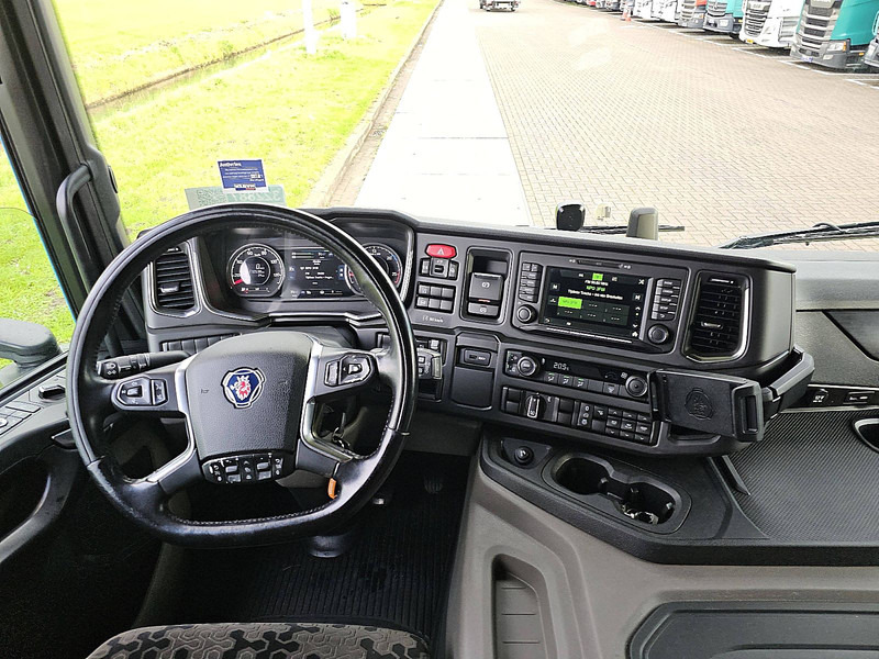Kamion sa golom šasijom i zatvorenom kabinom Scania P450: slika 8
