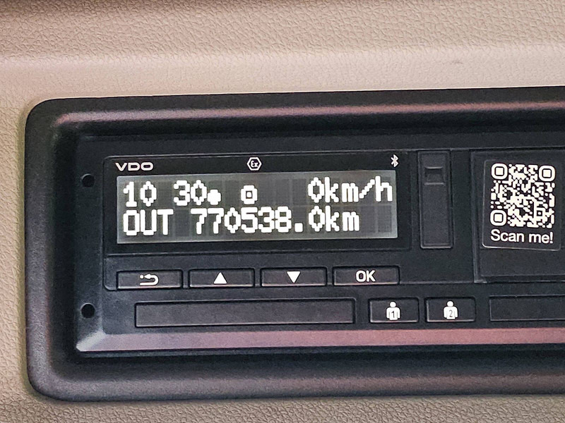 Kamion sa golom šasijom i zatvorenom kabinom Scania P450: slika 9