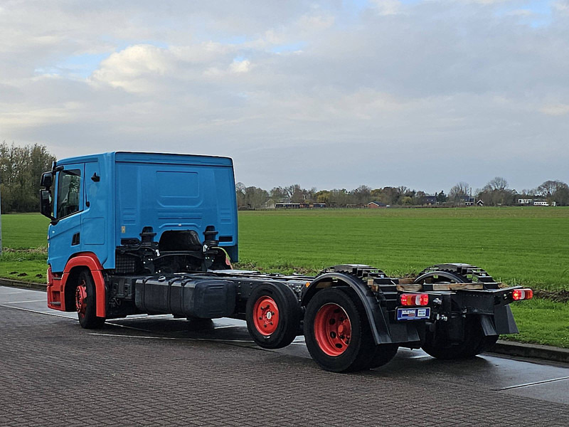 Kamion sa golom šasijom i zatvorenom kabinom Scania P450: slika 6