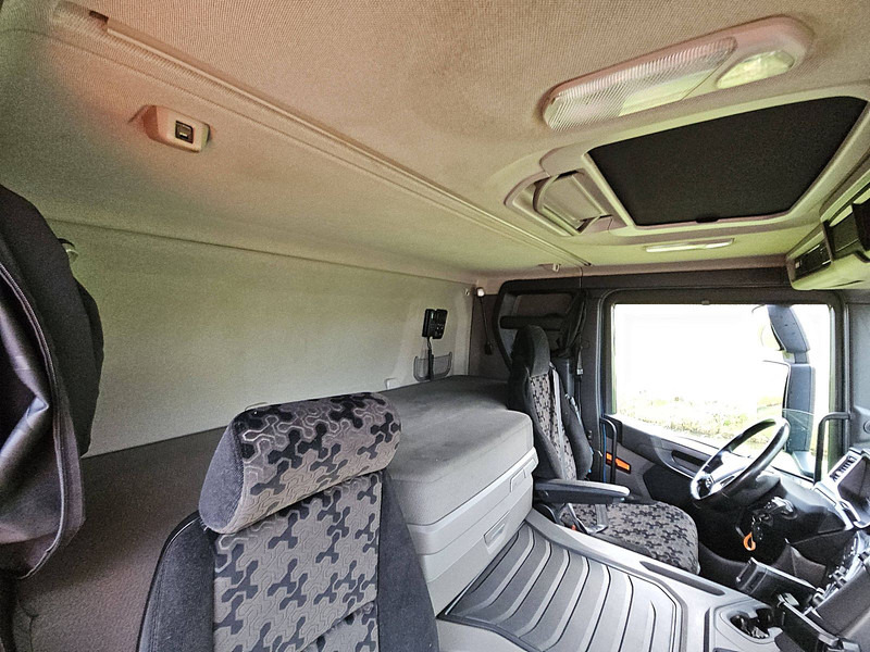 Kamion sa golom šasijom i zatvorenom kabinom Scania P450: slika 14