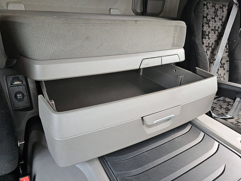 Kamion sa golom šasijom i zatvorenom kabinom Scania P450: slika 10