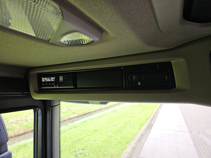 Kamion sa golom šasijom i zatvorenom kabinom Scania P450: slika 12