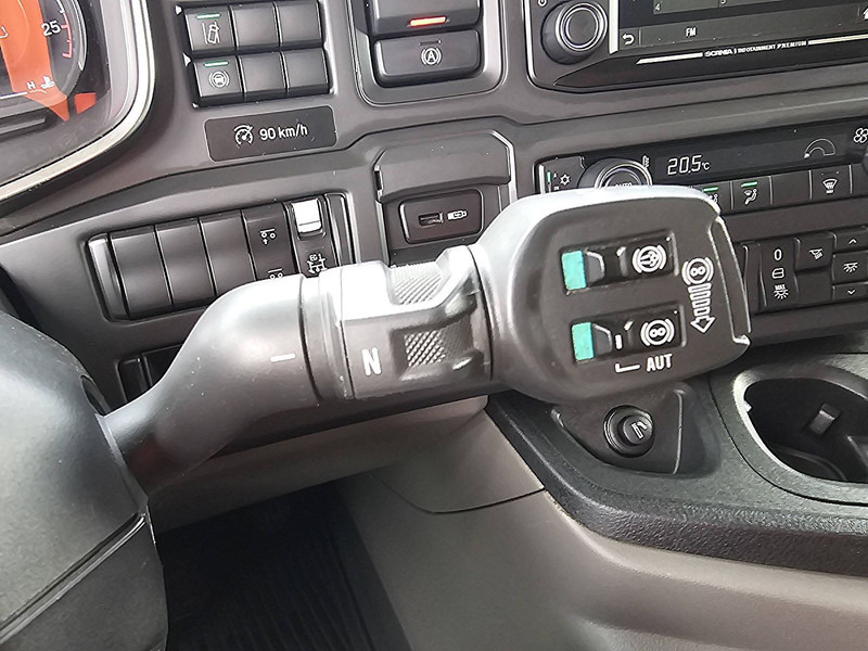 Kamion sa golom šasijom i zatvorenom kabinom Scania P450: slika 11