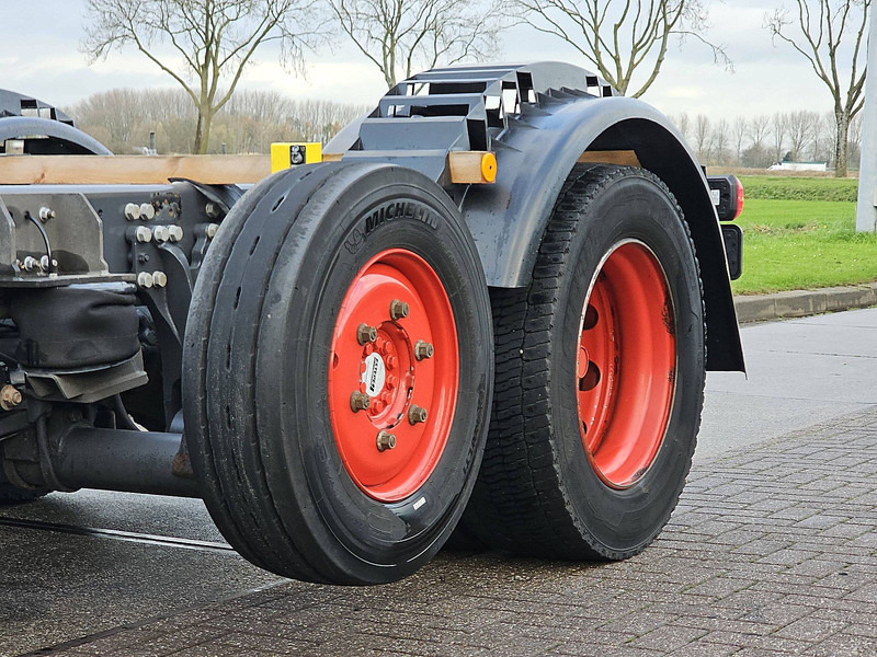 Kamion sa golom šasijom i zatvorenom kabinom Scania P450: slika 17