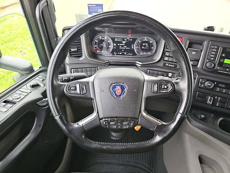 Kamion sa golom šasijom i zatvorenom kabinom Scania P450: slika 13