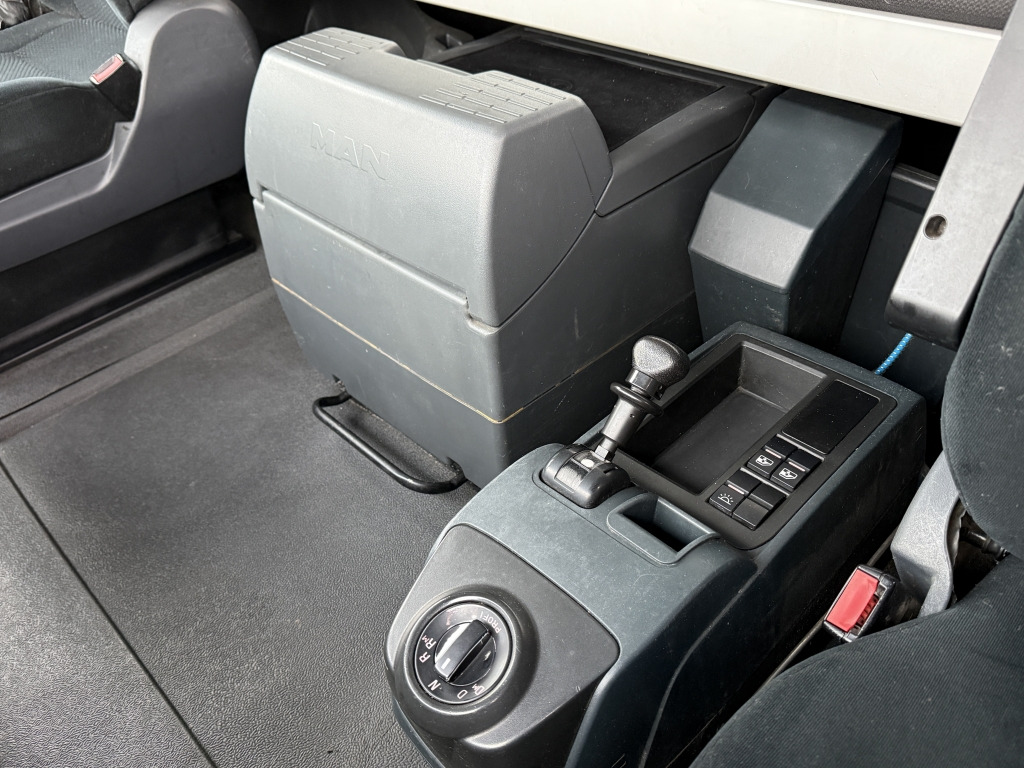 MAN TGX 18.440 XLX MEGA Klimaauto Motorbremse 2xTank - Tegljač: slika 4 MAN TGX 18.440 XLX MEGA Klimaauto Motorbremse 2xTank - Tegljač: slika 4