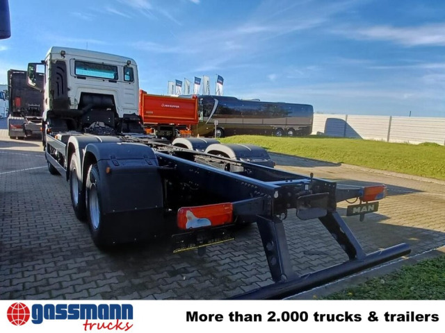 MAN TGS 33.440 6x6 BB CH, Hohe Bauart, Nebenantrieb - Kamion sa golom šasijom i zatvorenom kabinom: slika 4 MAN TGS 33.440 6x6 BB CH, Hohe Bauart, Nebenantrieb - Kamion sa golom šasijom i zatvorenom kabinom: slika 4