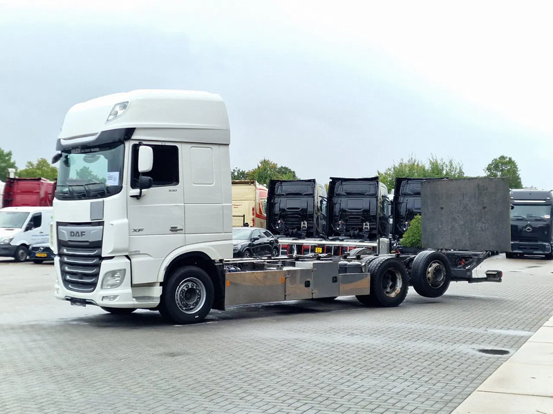 DAF XF 530 SuperSpaceCab 6x2*4 - Chassis 740 cm - Loadlift - Steering axle - Leather - - Kamion sa golom šasijom i zatvorenom kabinom: slika 3 DAF XF 530 SuperSpaceCab 6x2*4 - Chassis 740 cm - Loadlift - Steering axle - Leather - - Kamion sa golom šasijom i zatvorenom kabinom: slika 3